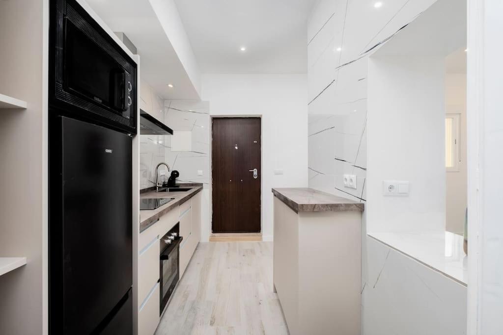 Newly Refurbished Modern 2-Bed Apartment In Heart Of Torremolinos Exteriör bild