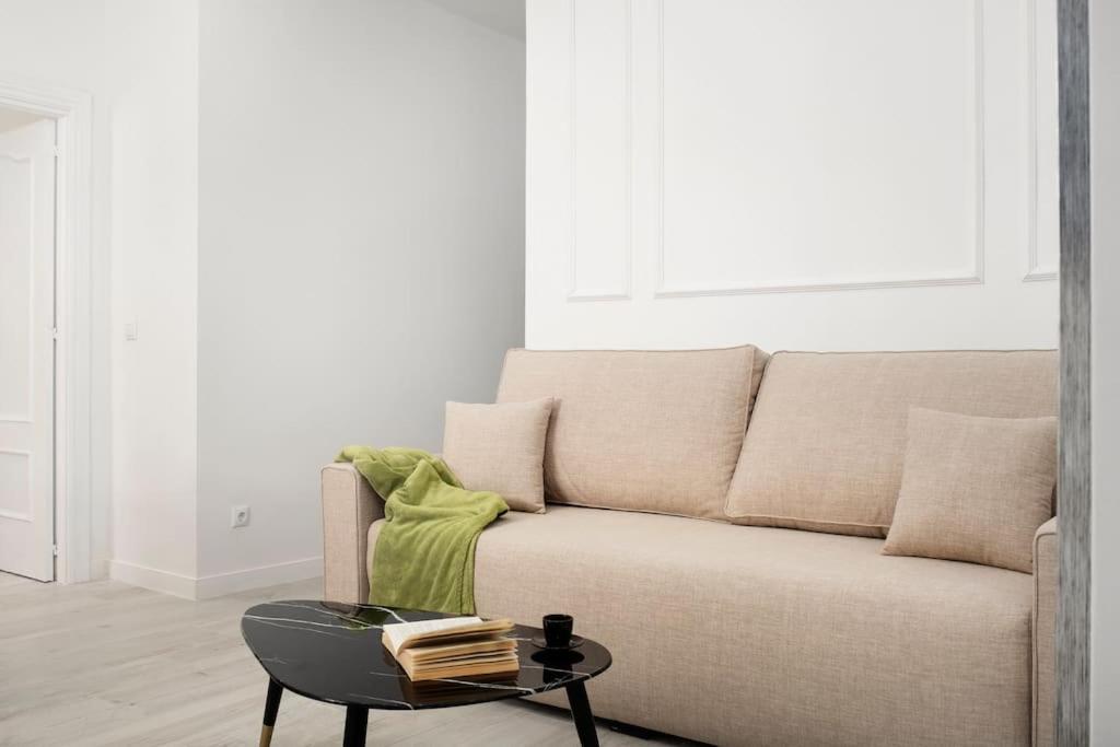 Newly Refurbished Modern 2-Bed Apartment In Heart Of Torremolinos Exteriör bild