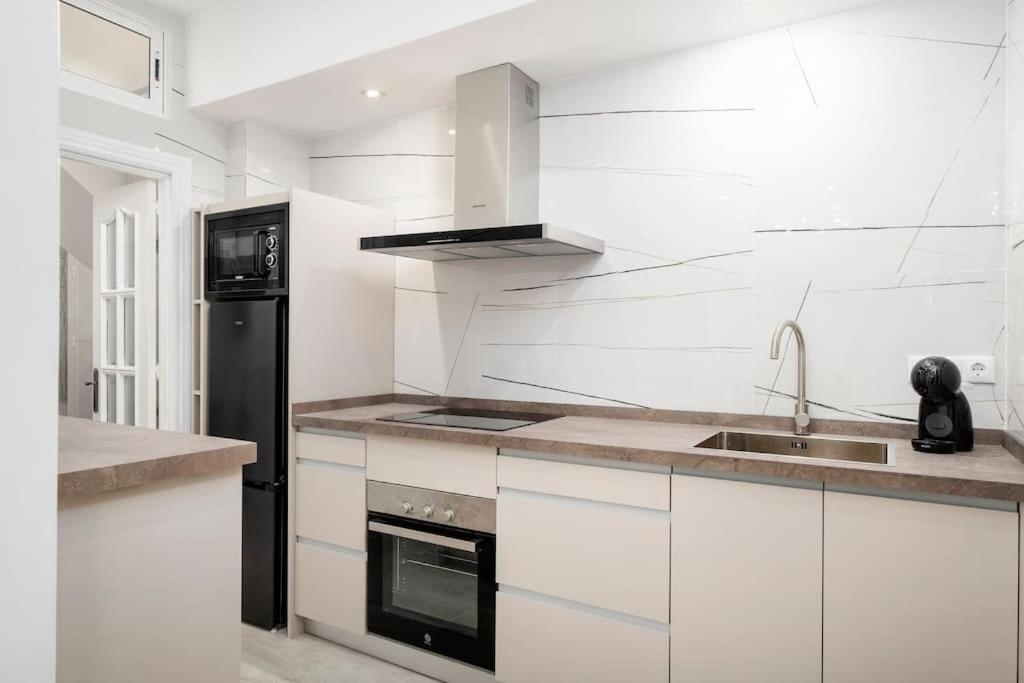 Newly Refurbished Modern 2-Bed Apartment In Heart Of Torremolinos Exteriör bild