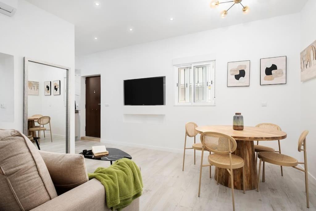 Newly Refurbished Modern 2-Bed Apartment In Heart Of Torremolinos Exteriör bild