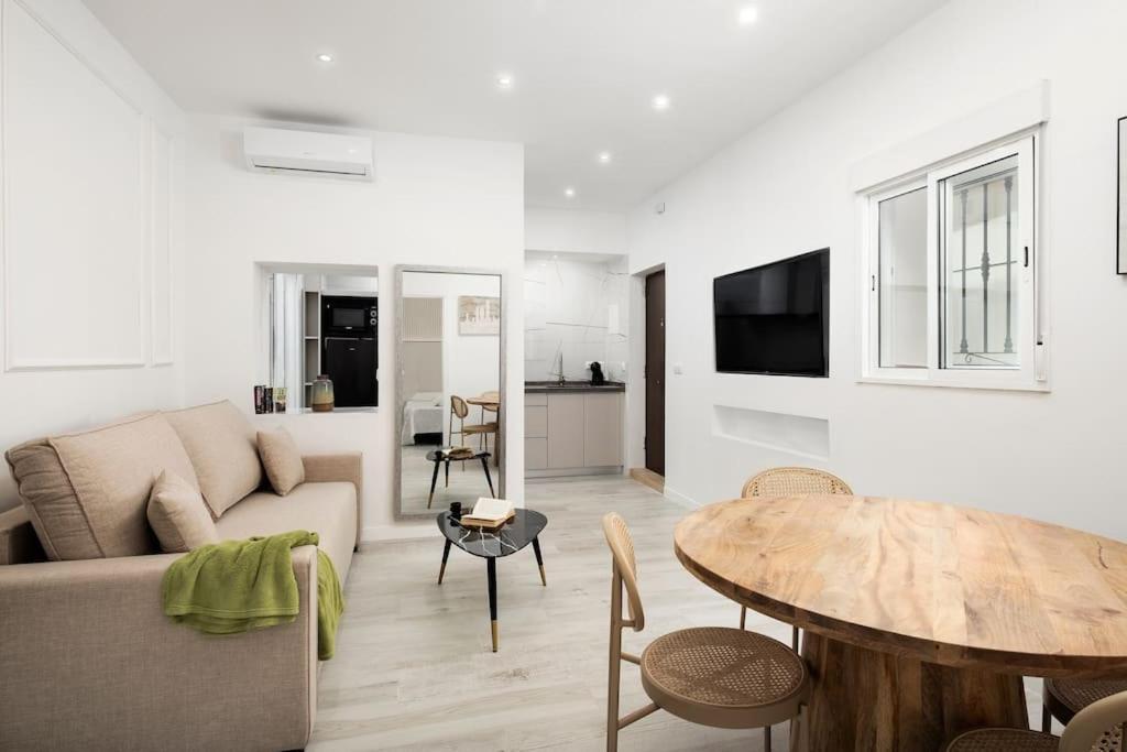 Newly Refurbished Modern 2-Bed Apartment In Heart Of Torremolinos Exteriör bild