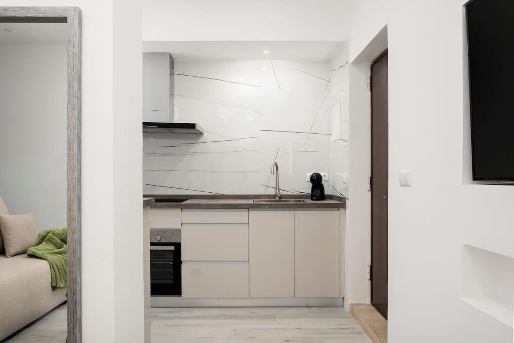 Newly Refurbished Modern 2-Bed Apartment In Heart Of Torremolinos Exteriör bild